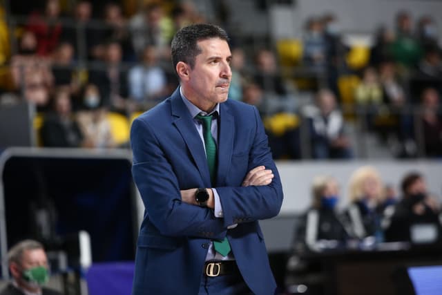 Virtus Bologna is searching for a new coach : Dimitris Priftis and Giannis Sfairopoulos are among the possible candidates