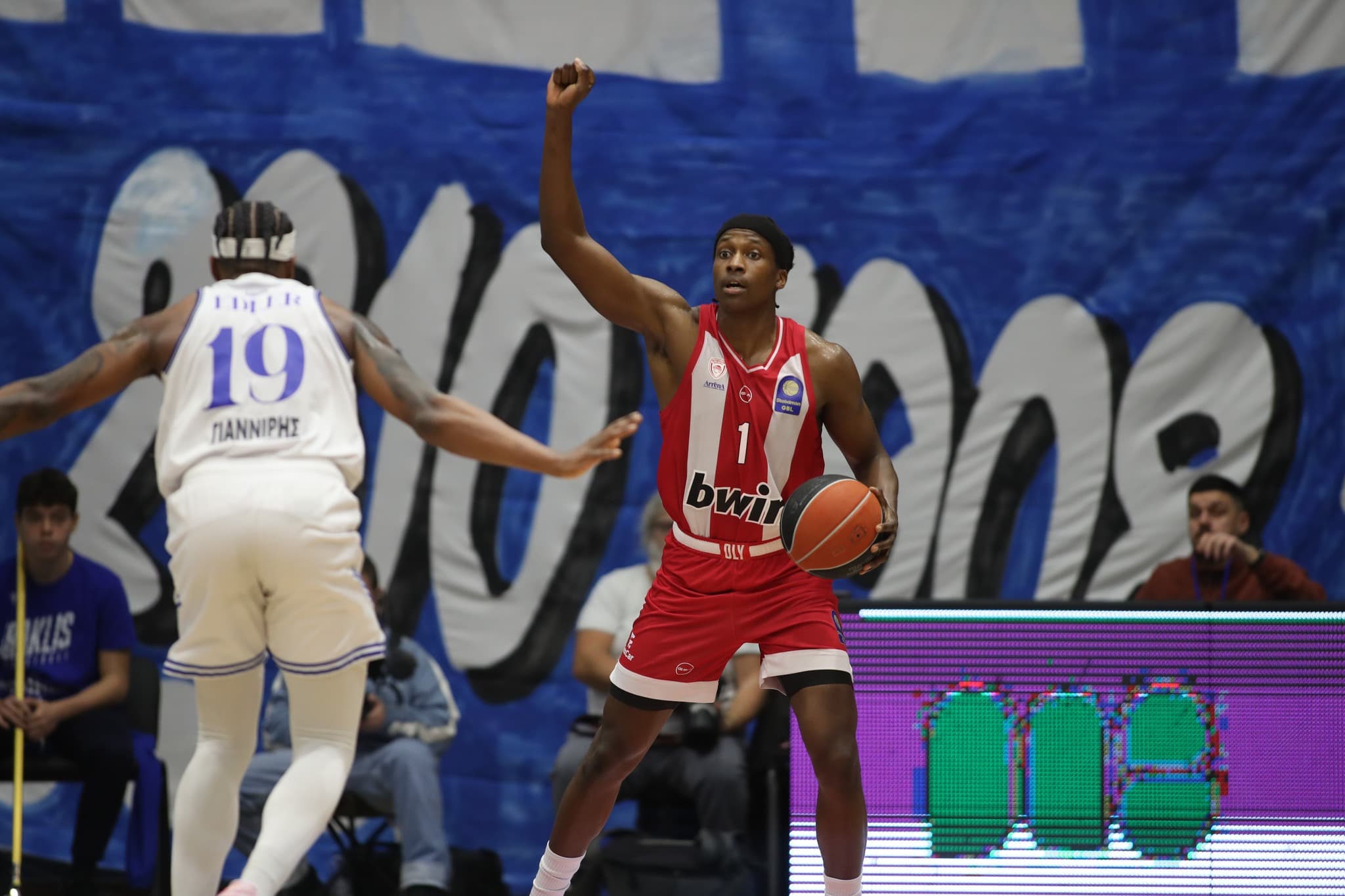 Vezenkov and Peters shine, but Tyrique Jones’ injury worries the Piraeusas as Olympiacos Rout AEK in Greek Cup Quarterfinal