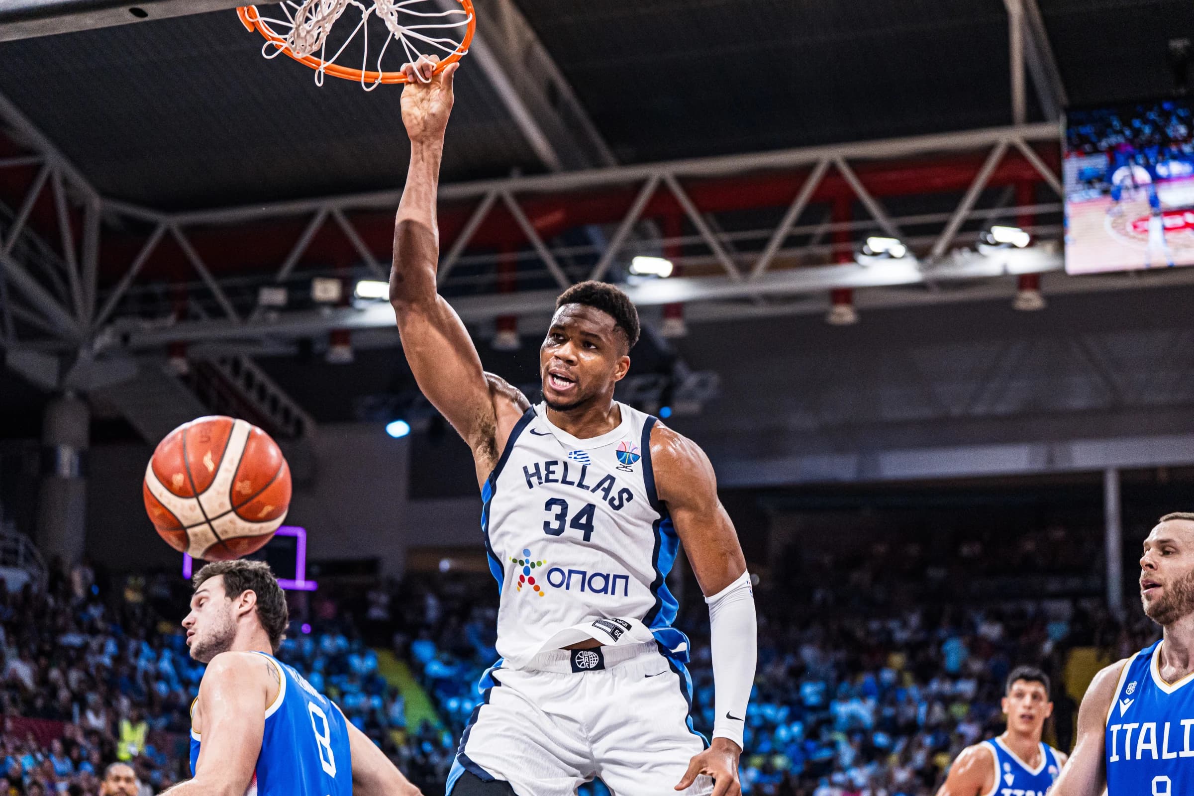 Giannis Antetokounmpo (31 points) defeats Italy in Greece’s opening game