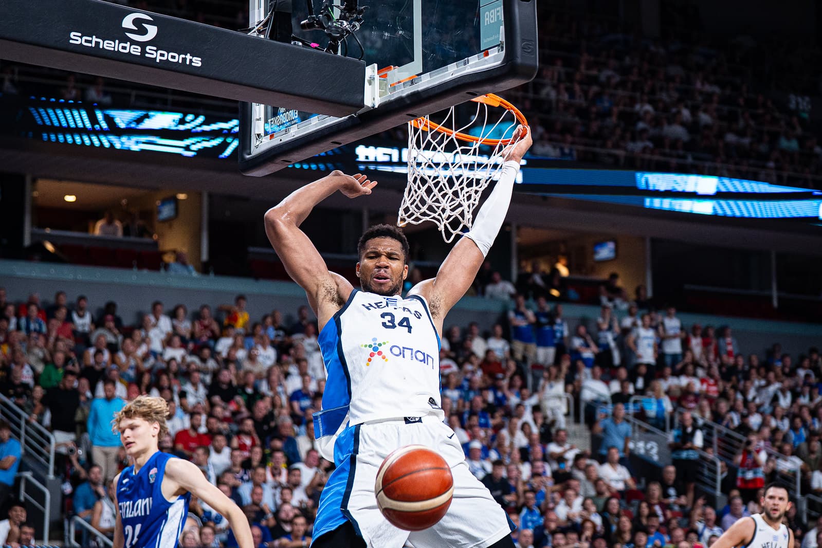 Greece wins its first medal in 16 years!