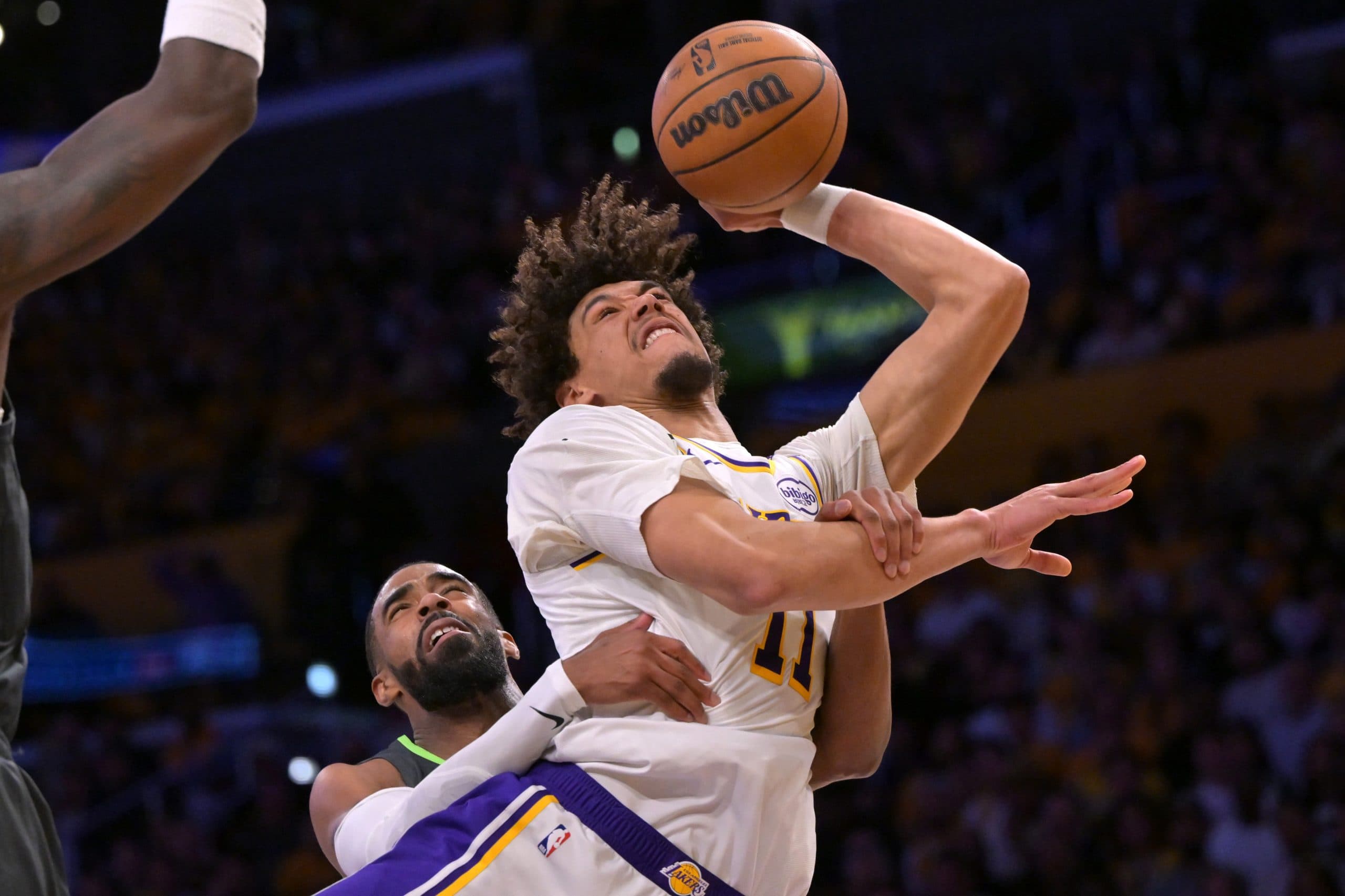 Lakers extend Jaxson Hayes through 2025-2026 season as Deandre Ayton’s backup