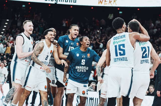 Anadolu Efes with excellent Jordan Loyd wins at Bayern Munich on a buzzer beater