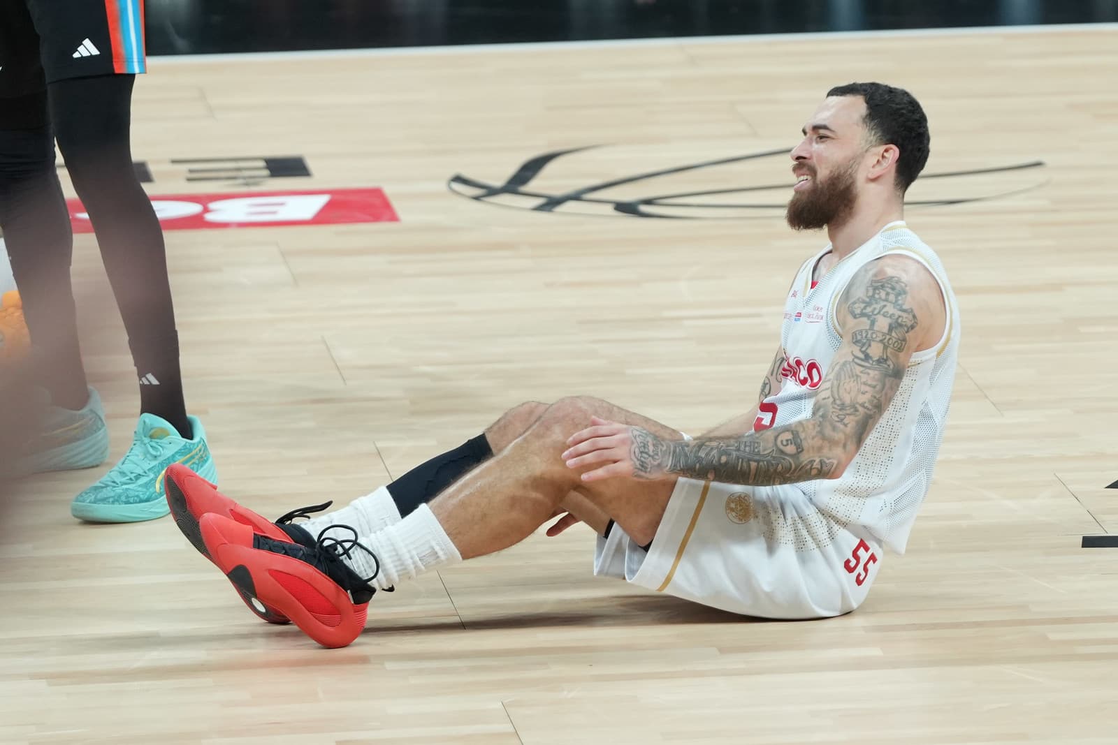 Why did Mike James « extend » with AS Monaco until 2027?