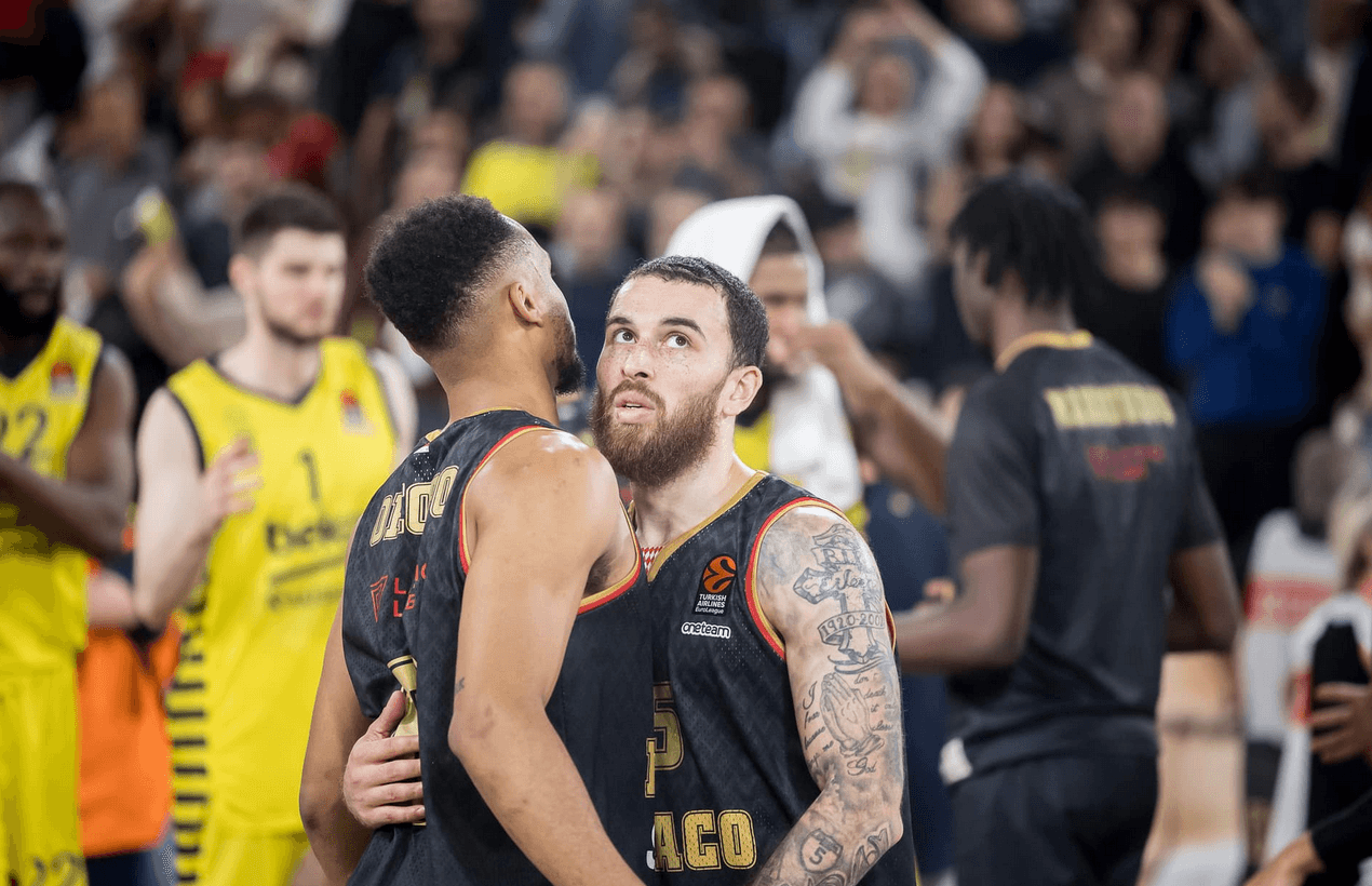 Mike James apologizes to Elie Okobo after heated altercation during Fenerbahçe-Monaco clash
