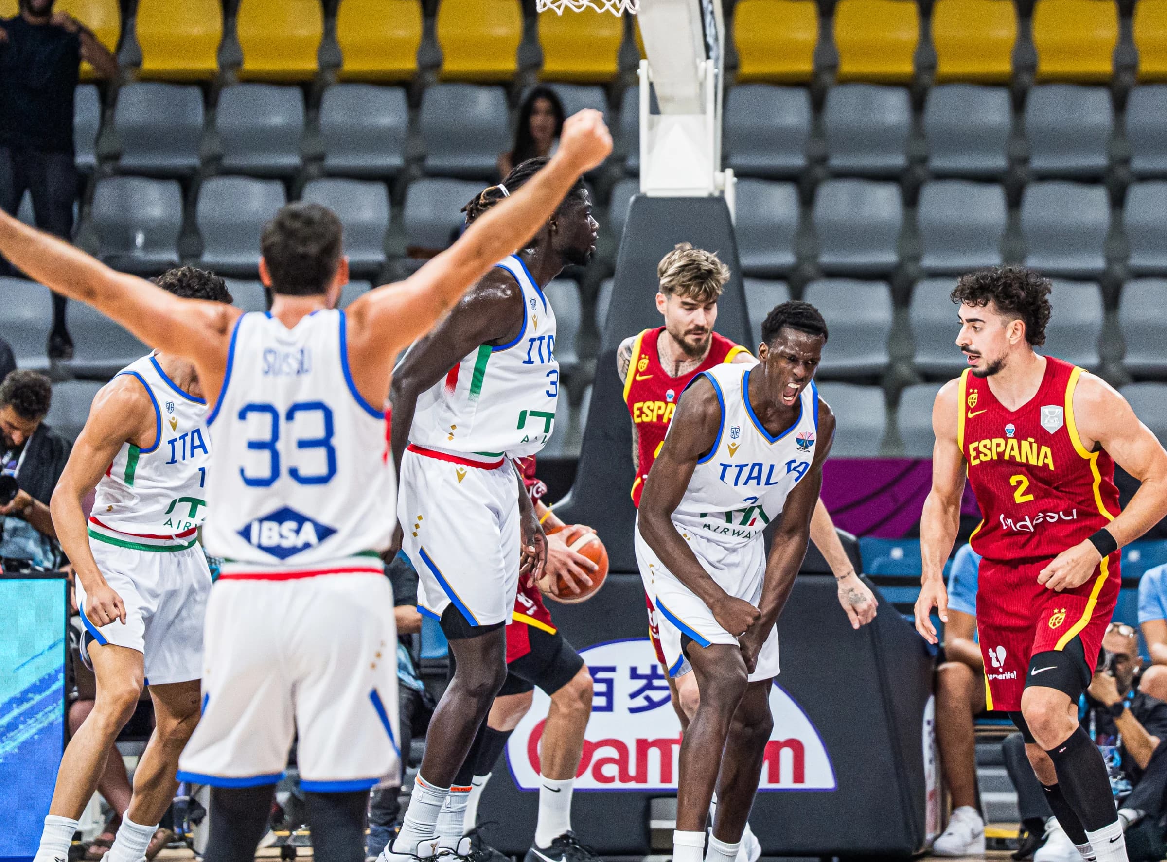 Italy defeats Spain and puts European champions at risk of elimination