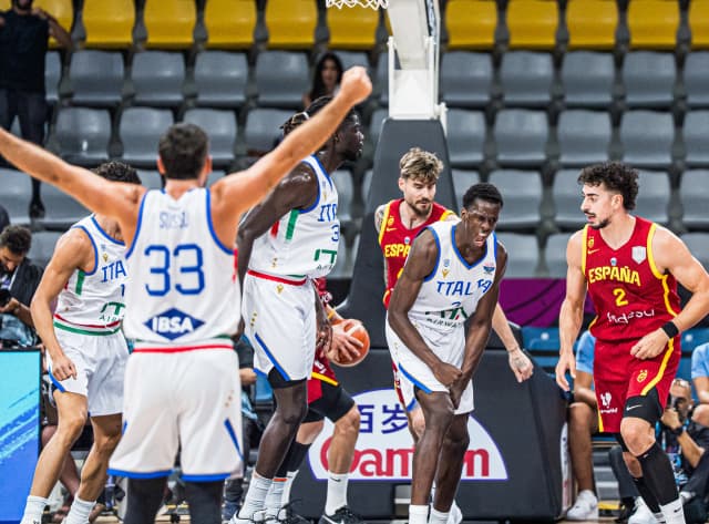 Italy defeats Spain and puts European champions at risk of elimination