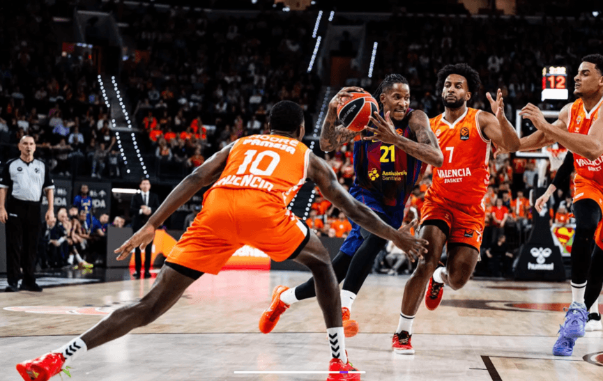 Barcelona defeats Valencia Basket in dramatic finish at Roig Arena (62-66)