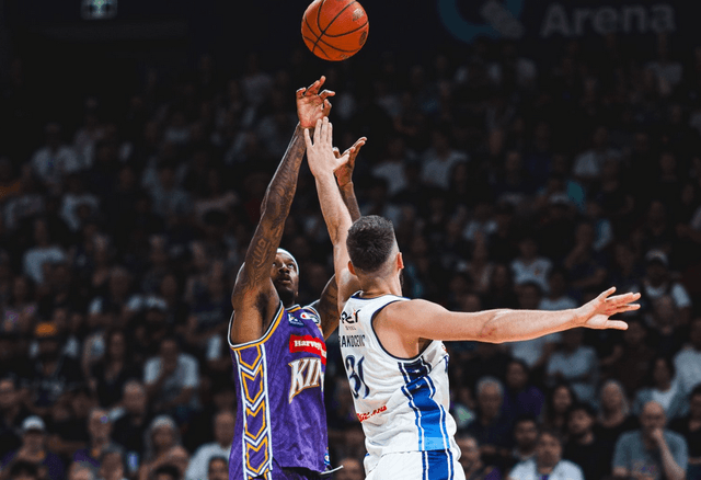 Kendric Davis delivers masterclass performance as Sydney Kings take 2-1 series lead over Adelaide 36ers