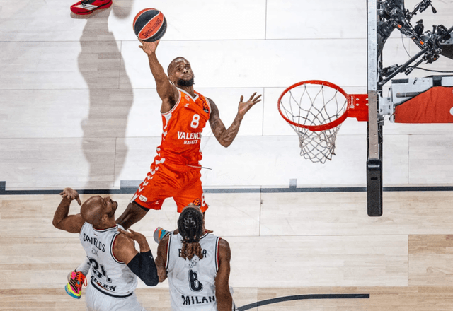 Valencia celebrates victory over EA7 Emporio Armani Milan in thrilling Euroleague clash