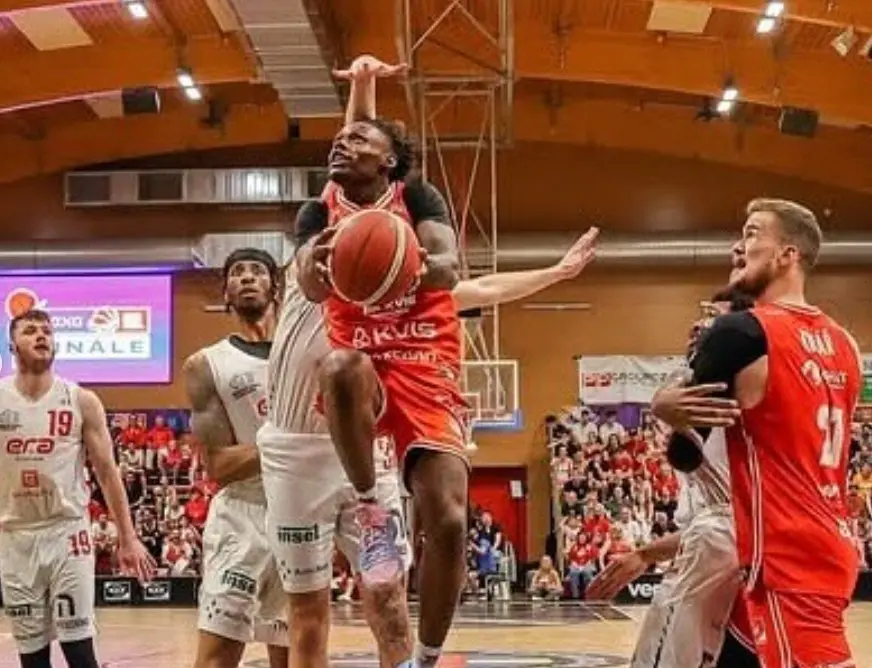 Game 4 Maxa NBL Finals: Joe Bryant Jr. and Trey Bonham Rescue Pardubice in a One-Point Thriller