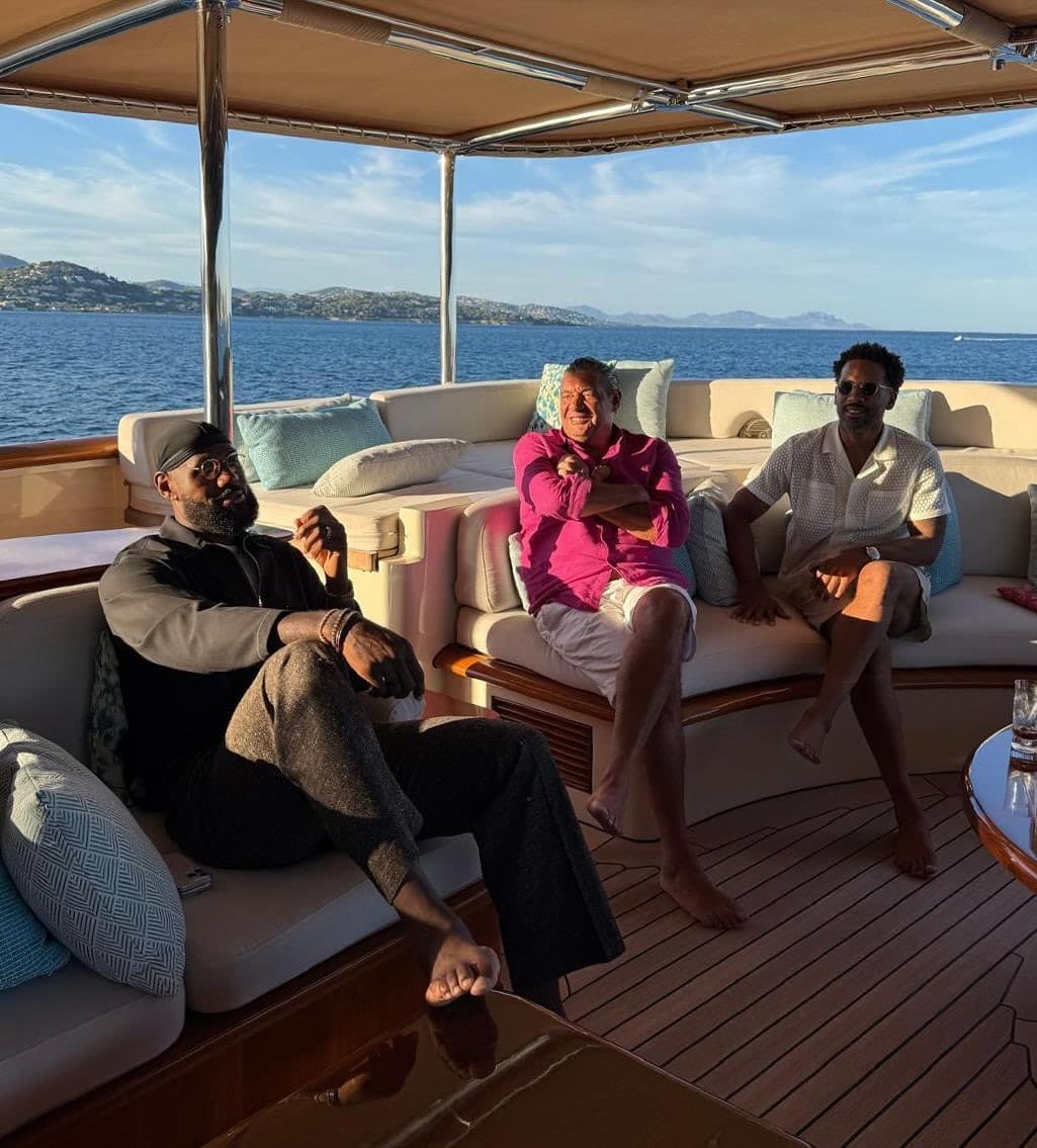 5 billion, a yacht in Saint-Tropez and a viral photo: LeBron sets the internet ablaze and shakes up the NBA mid-summer