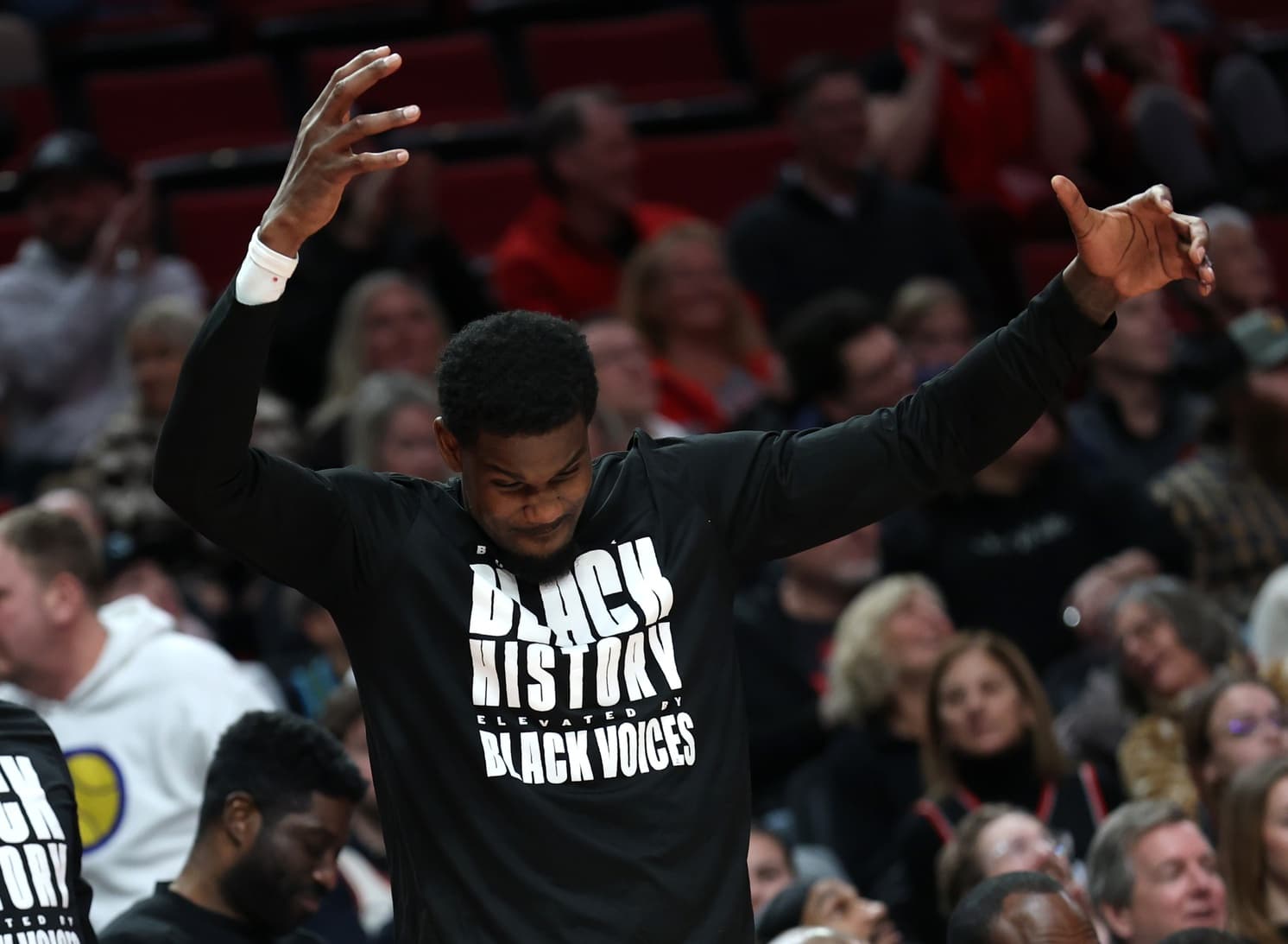 NBA Transfer: Deandre Ayton joins the Lakers. Luka Dončić « excited » about this signing!