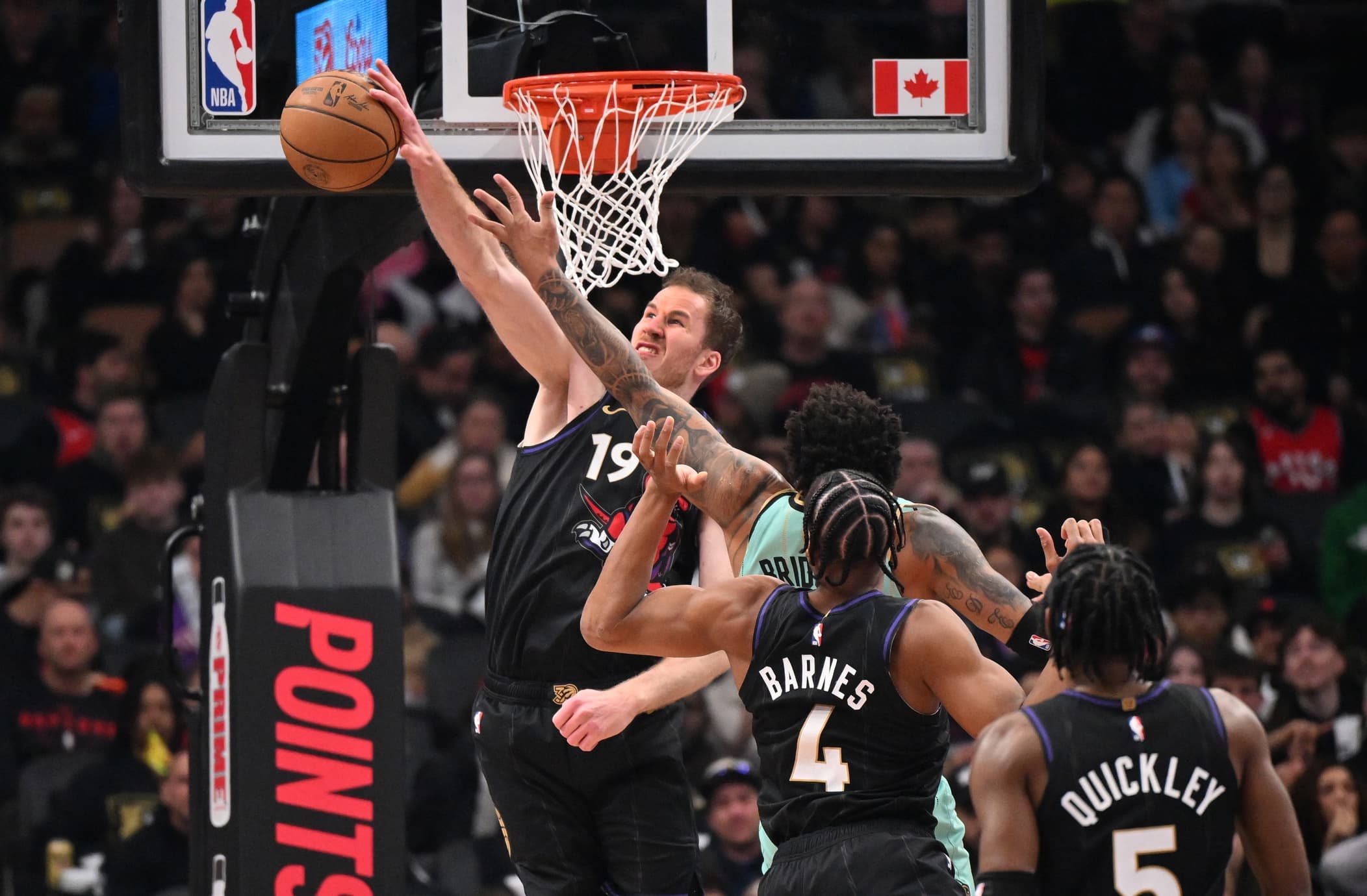 Jakob Poeltl extends with Toronto for $104 million over four years