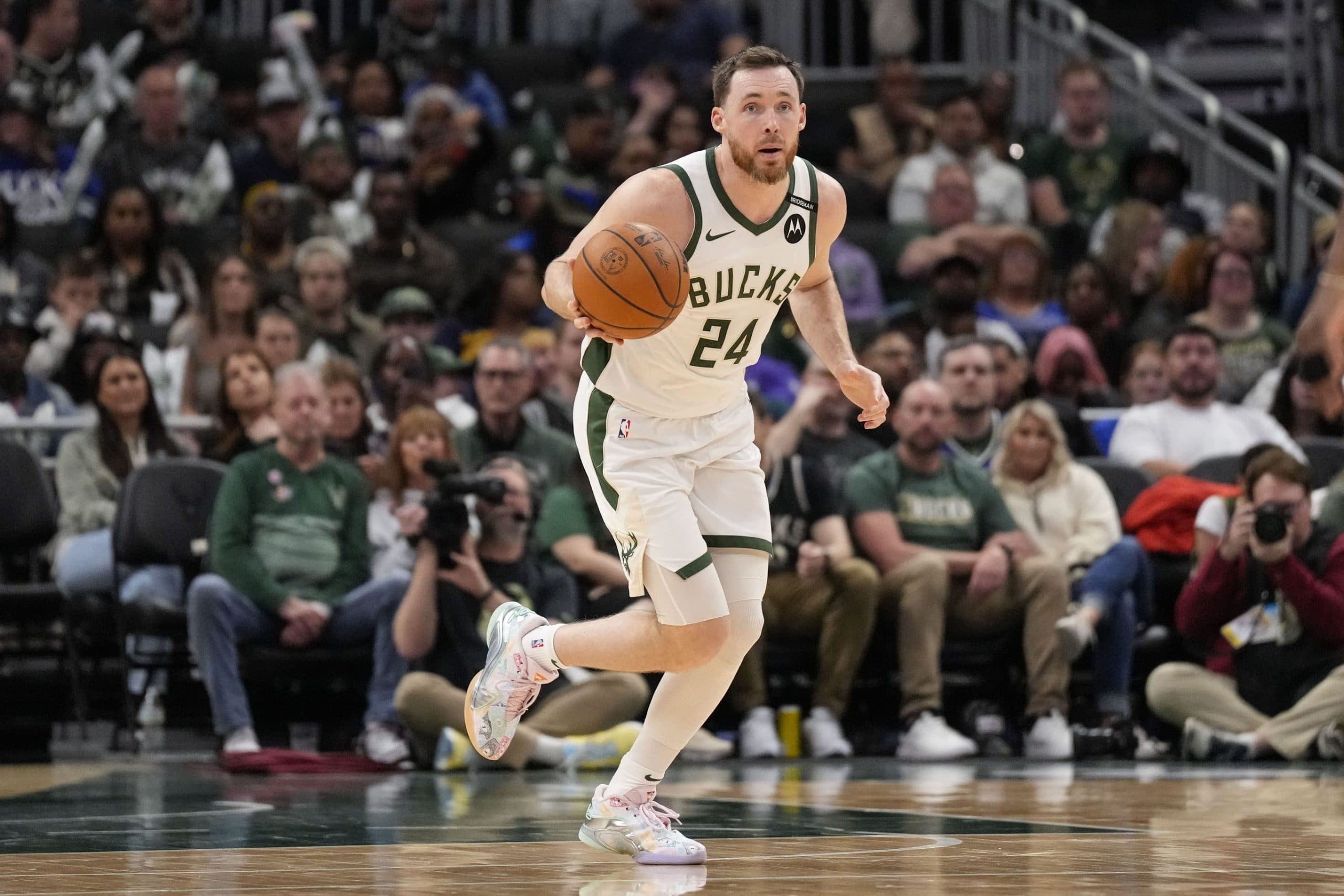 Pat Connaughton exercises his $9.4 million option with the Bucks