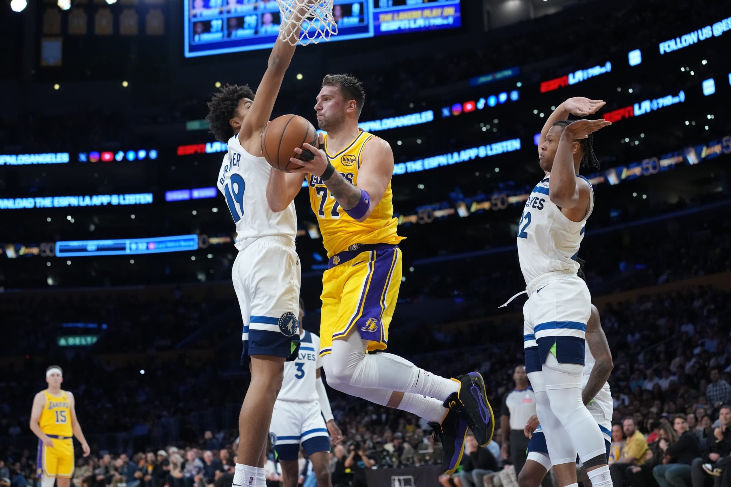 Joan Beringer plays his first NBA game while other French rookies remain on bench
