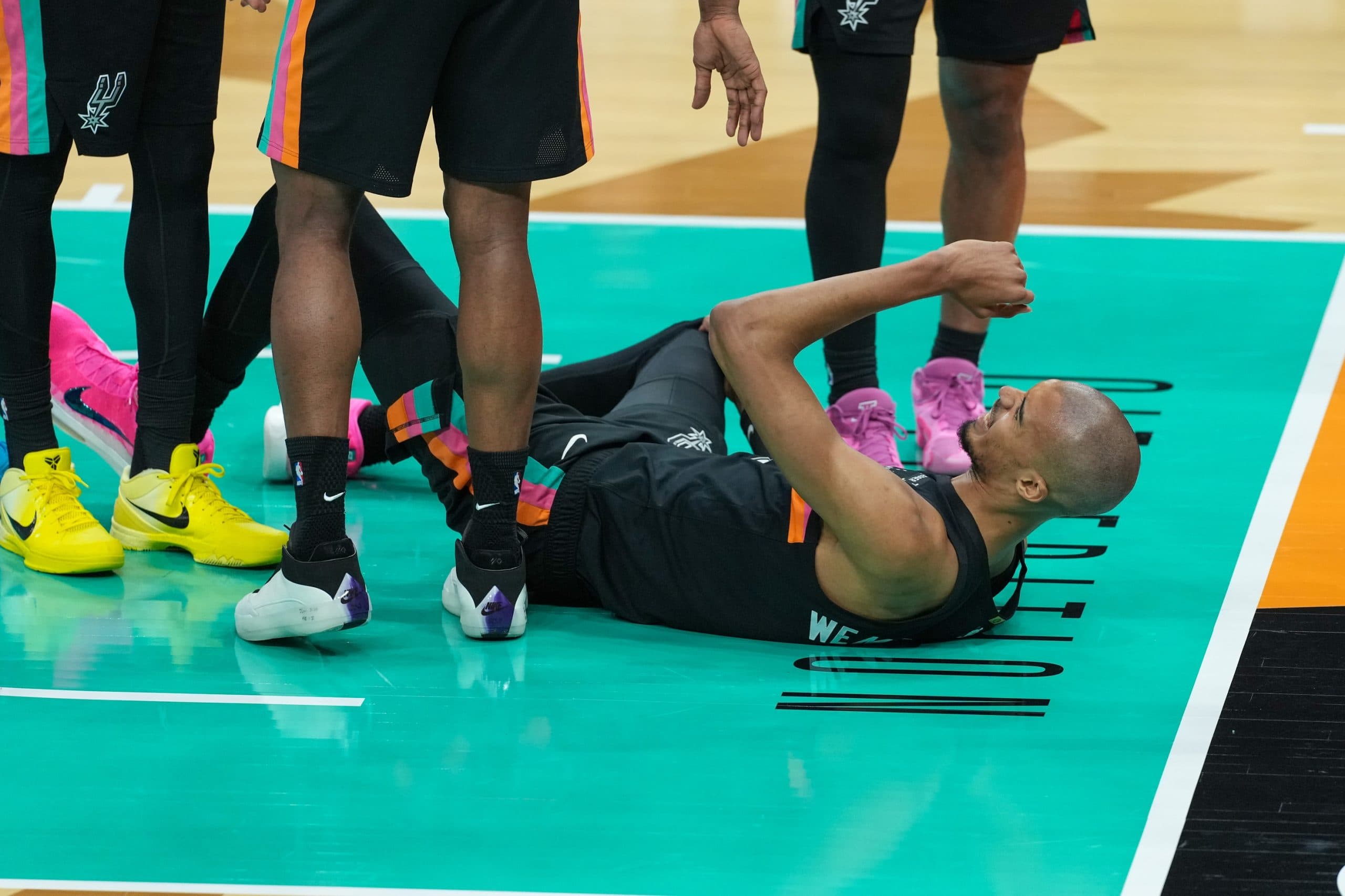 Victor Wembanyama crushes the Bucks despite a knee scare