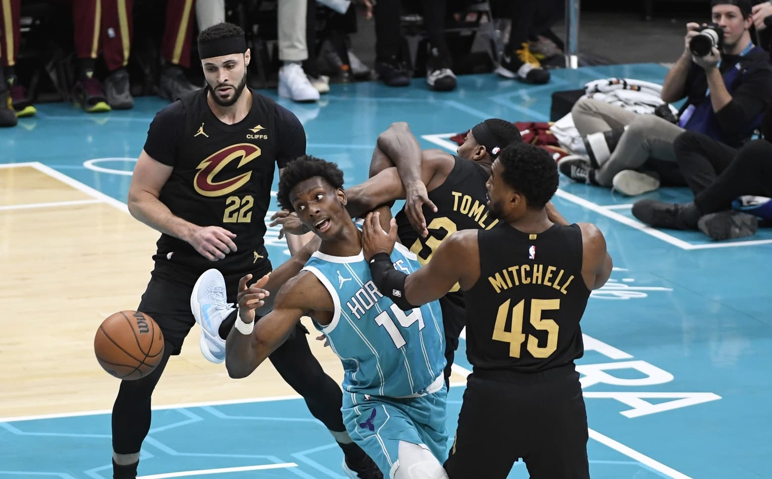 Cleveland wins against Charlotte after a perfect start
