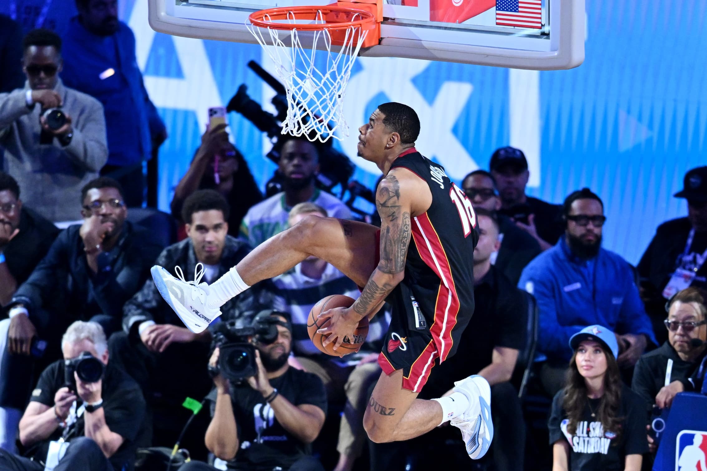 Keshad Johnson wins disappointing dunk contest