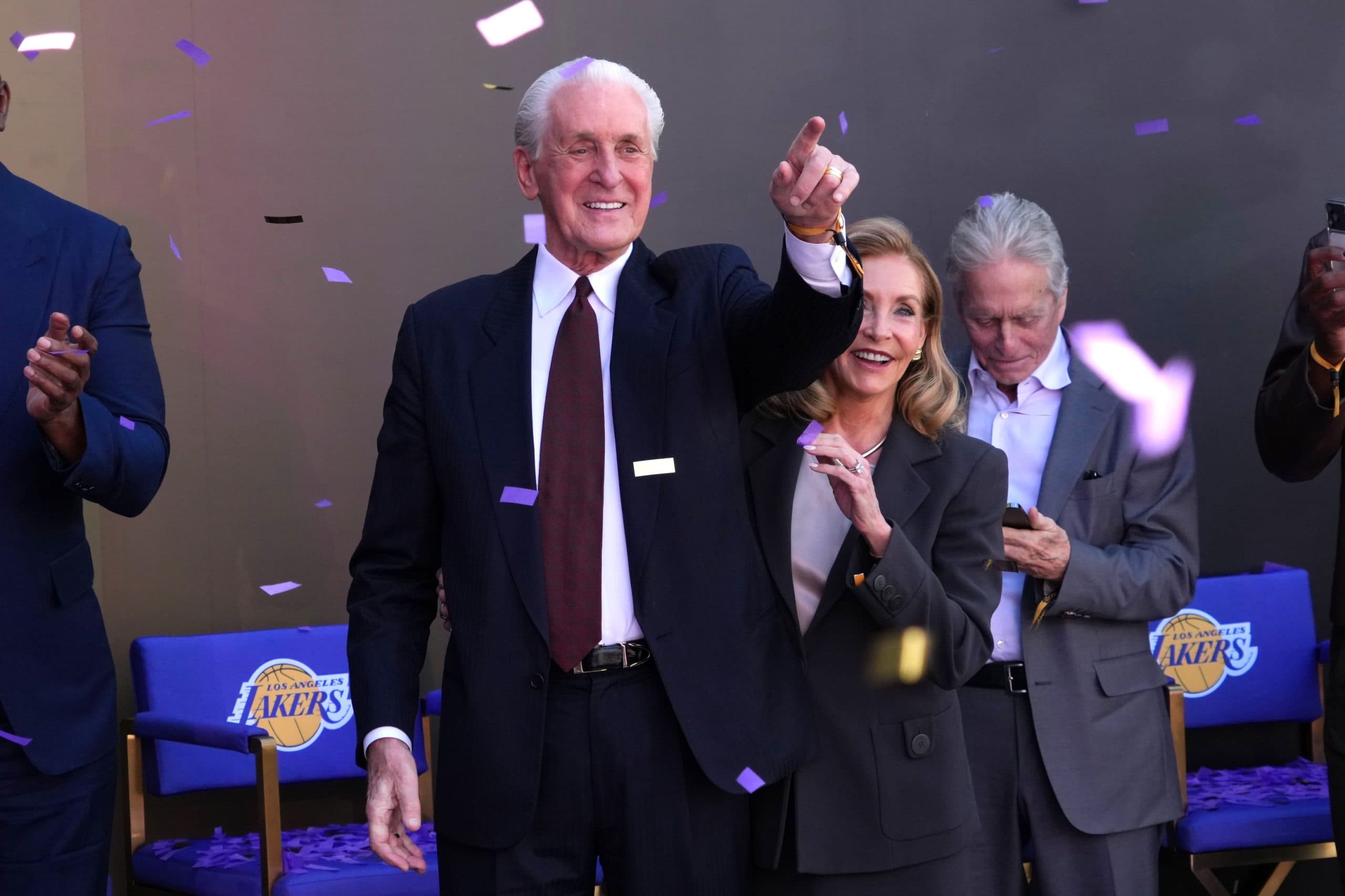 A Showtime legend immortalized : Pat Riley honored with statue by the Lakers:
