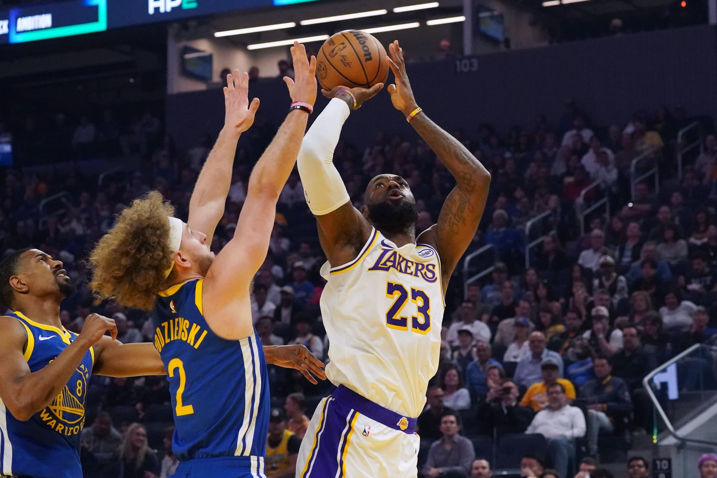 LeBron James joins Kobe Bryant with 1000 three-pointers for the Lakers