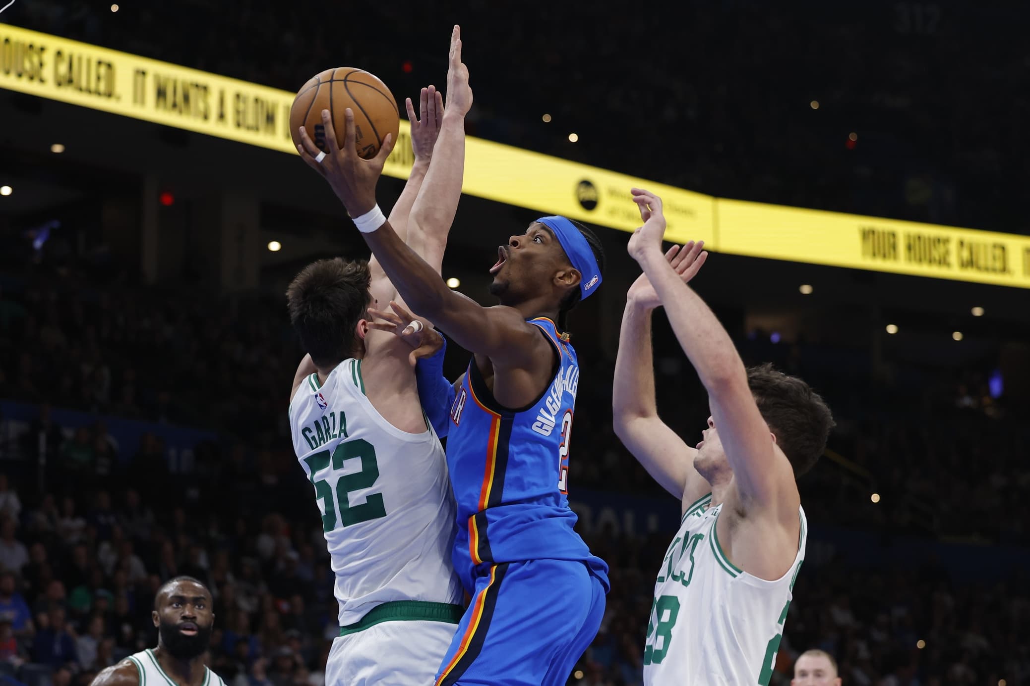 Shai Gilgeous-Alexander breaks Wilt Chamberlain’s record with 127 consecutive 20-point games