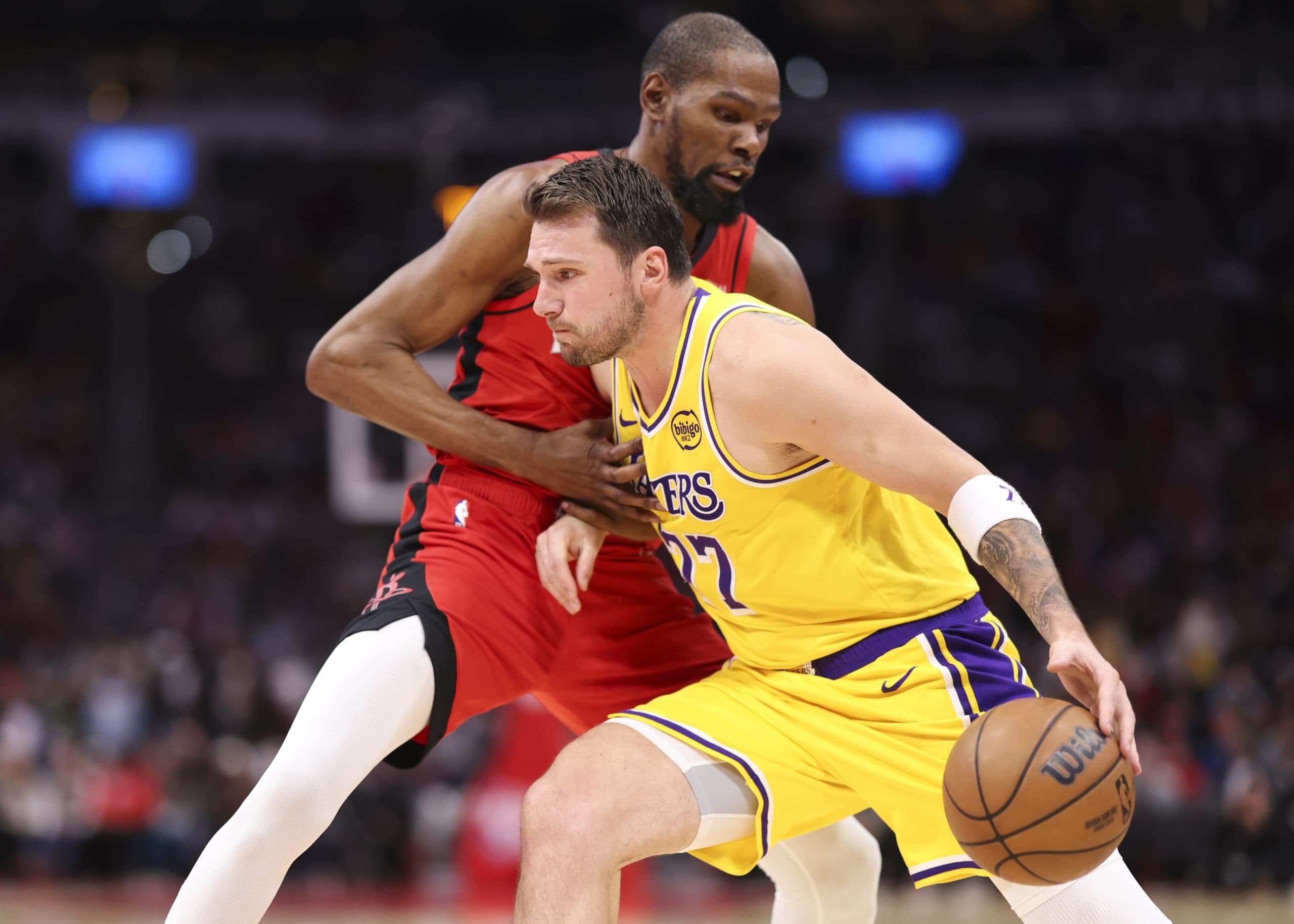 Lakers Secure Sixth Straight Victory Over Rockets in Race for Podium Finish