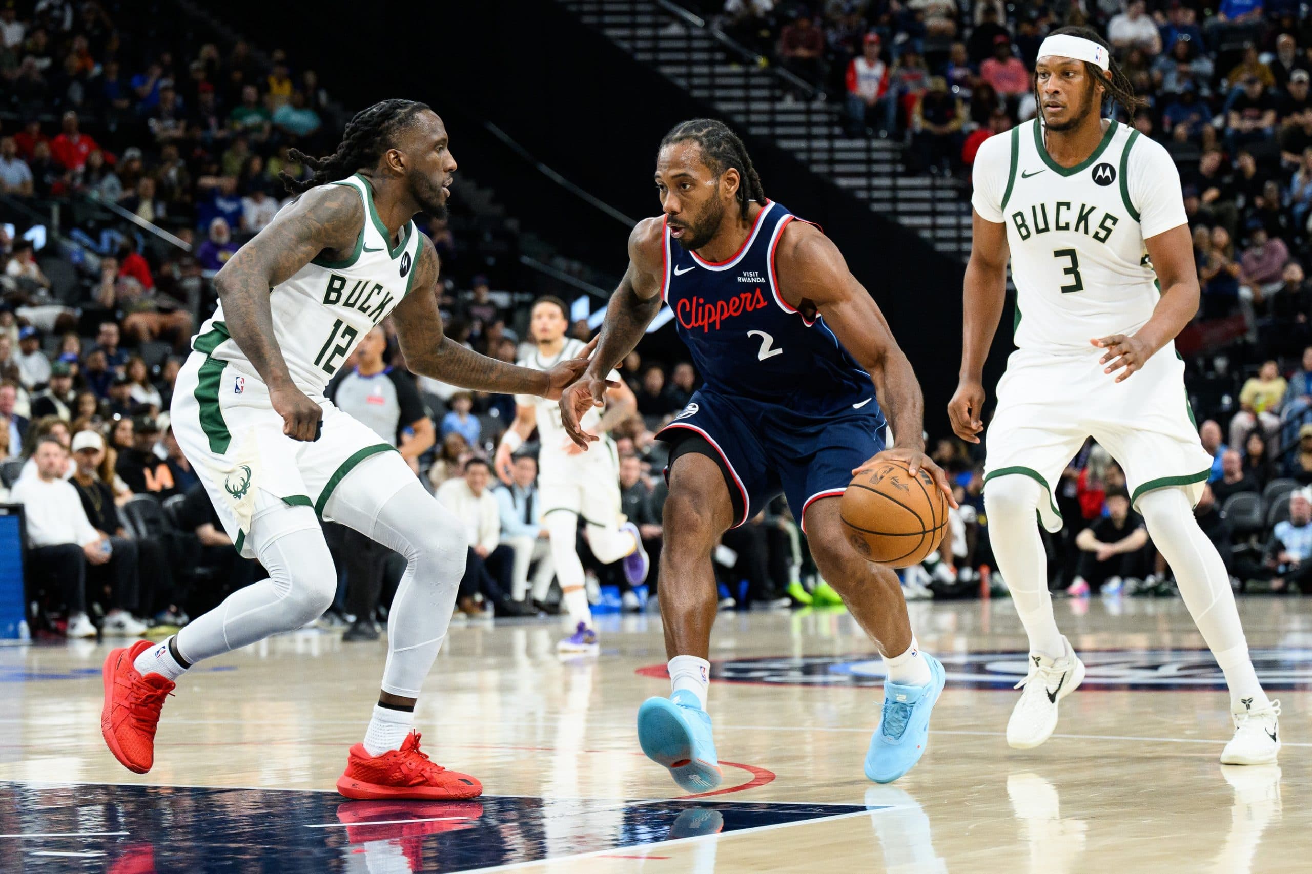 Leonard Takes Advantage of Antetokounmpo’s Absence to Dominate the Bucks
