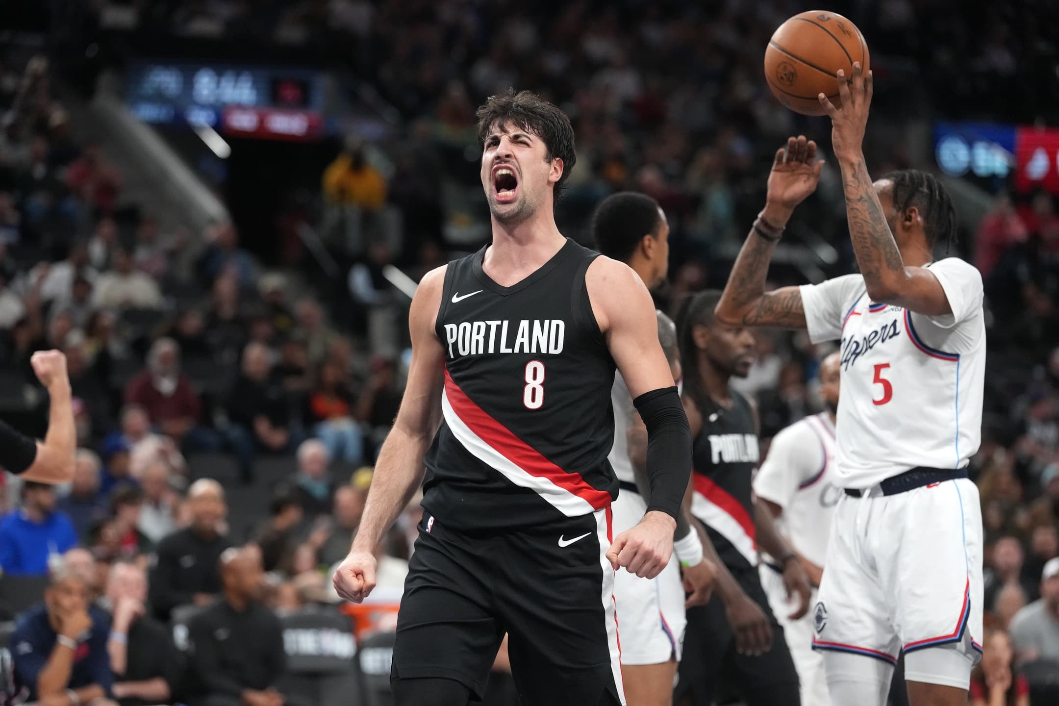 Trail Blazers stun Clippers 114-104, close gap in Western Conference playoff race