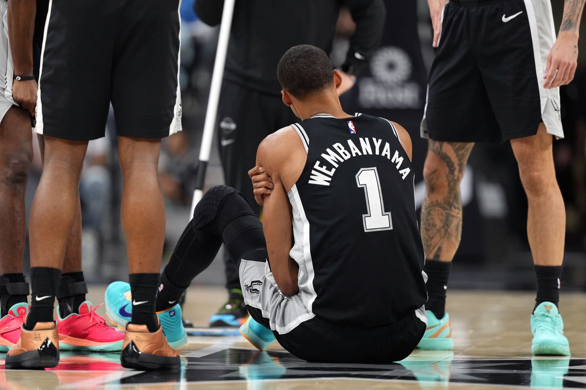 Victor Wembanyama Injured in Ribs Against the 76ers: Concern in San Antonio