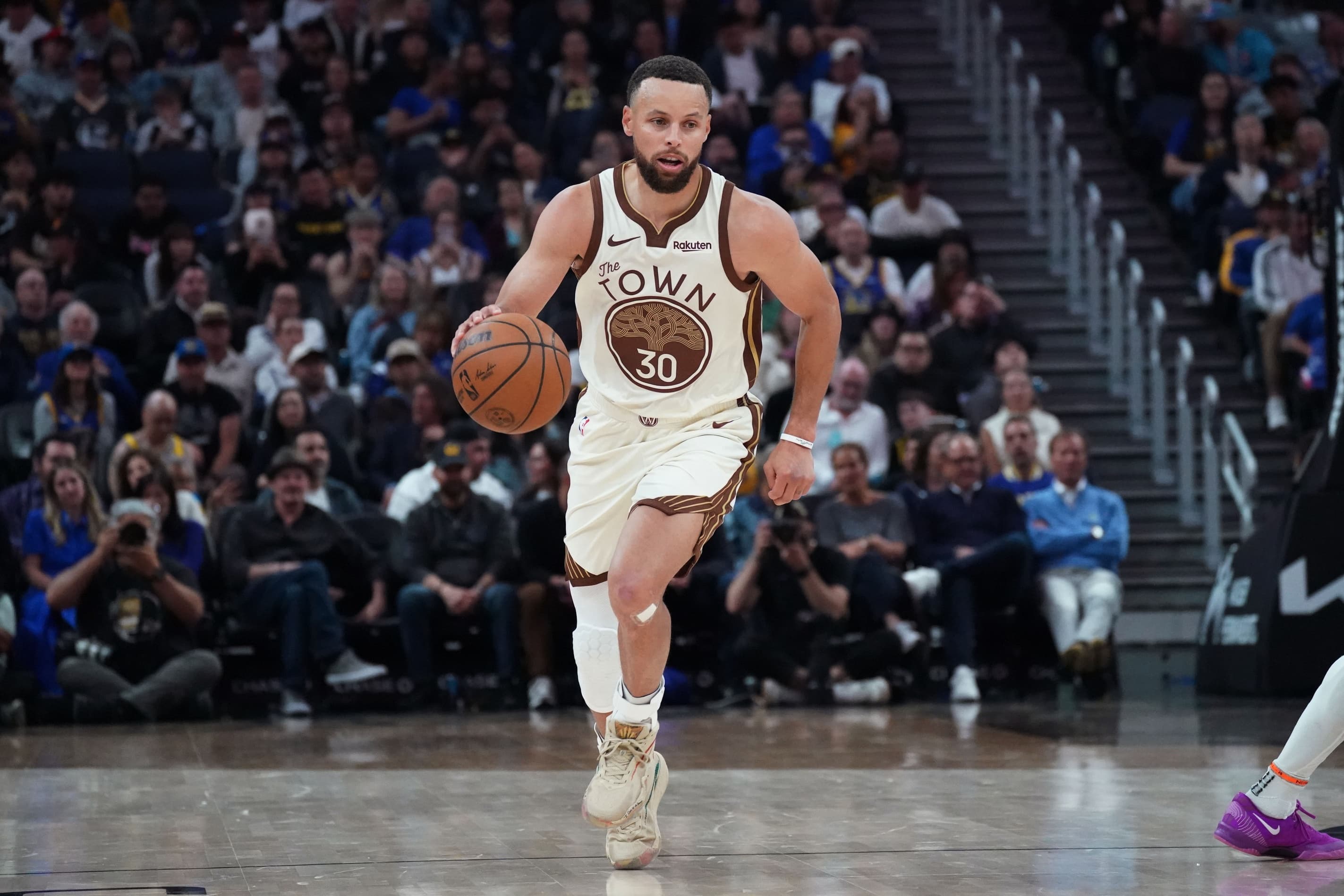 Curry Leads Warriors to first victory since return from Injury