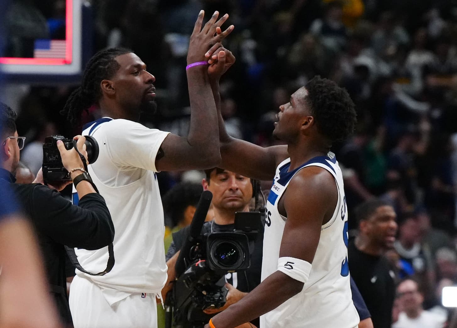 The Wolves Stun the Nuggets in the Final Moments of Game 2!