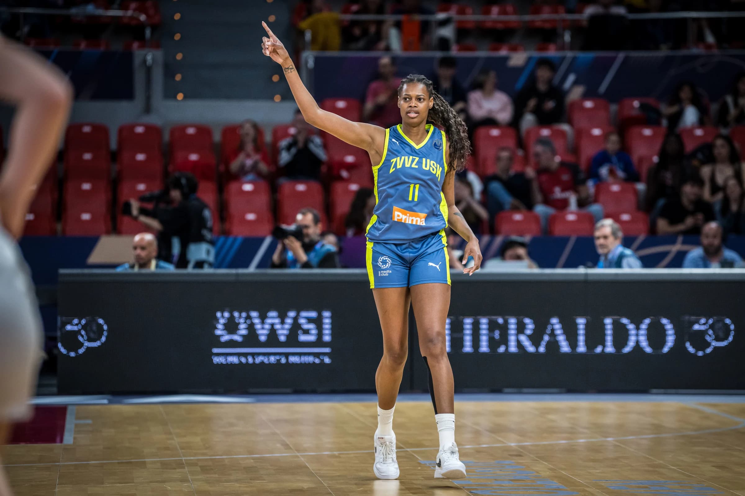 Valériane Ayayi extends her journey in Prague after EuroLeague victory