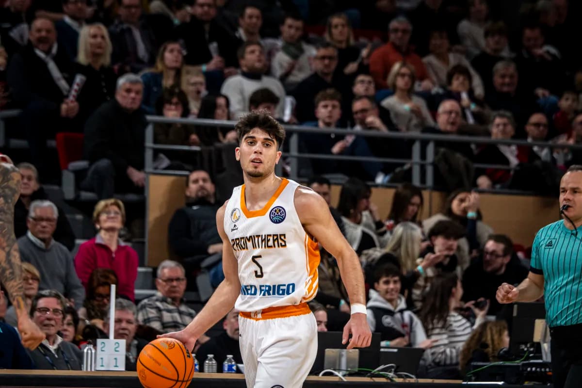 Olympiacos Piraeus is finalizing a long-term deal to sign 22 year old Guard of Promitheas Nikolaos Plotas