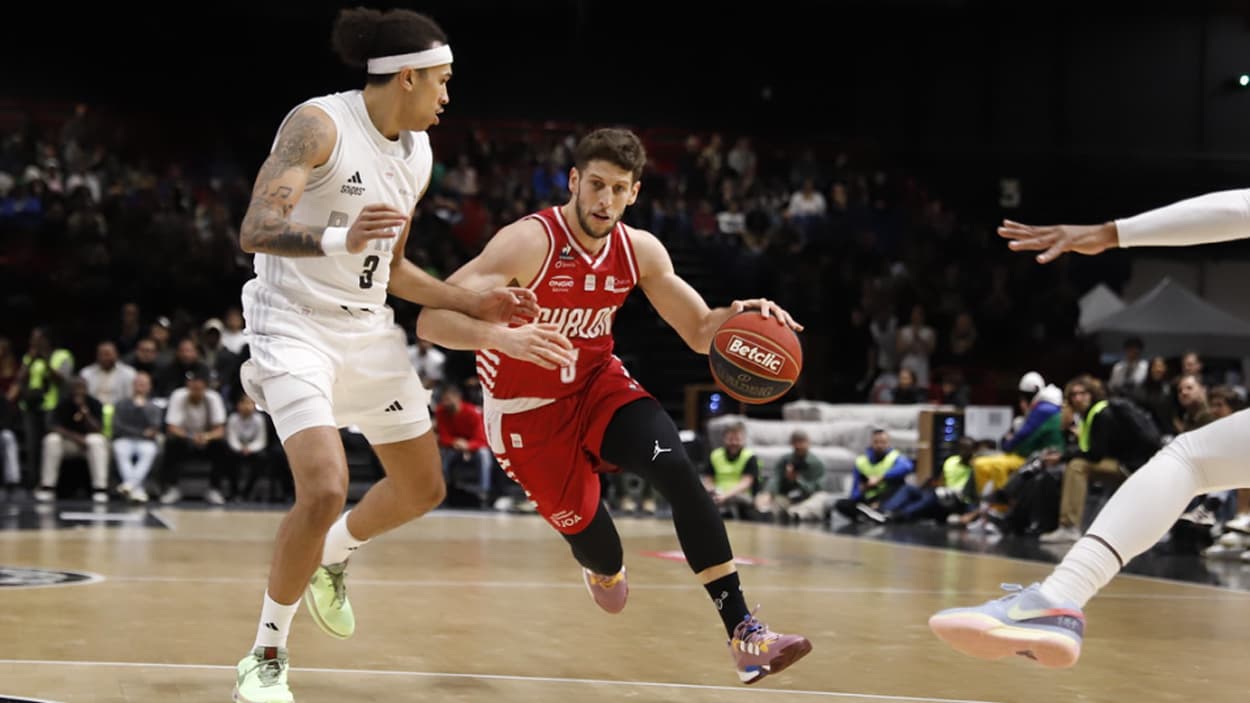 Aleksej Nikolic (Chalon) scores 9 points against Paris Aleksej Nikolic (Chalon) scores 9 points against Paris