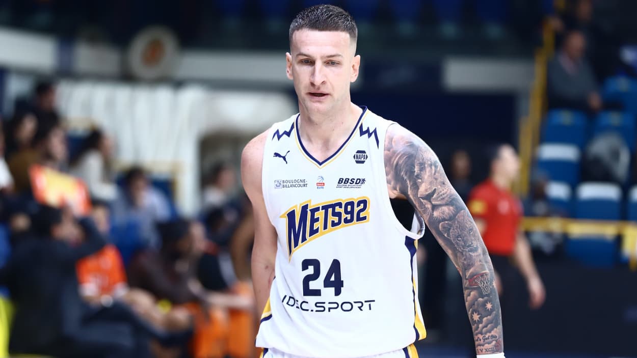 Alen Omic returning on defense against Le Mans Alen Omic returning on defense against Le Mans