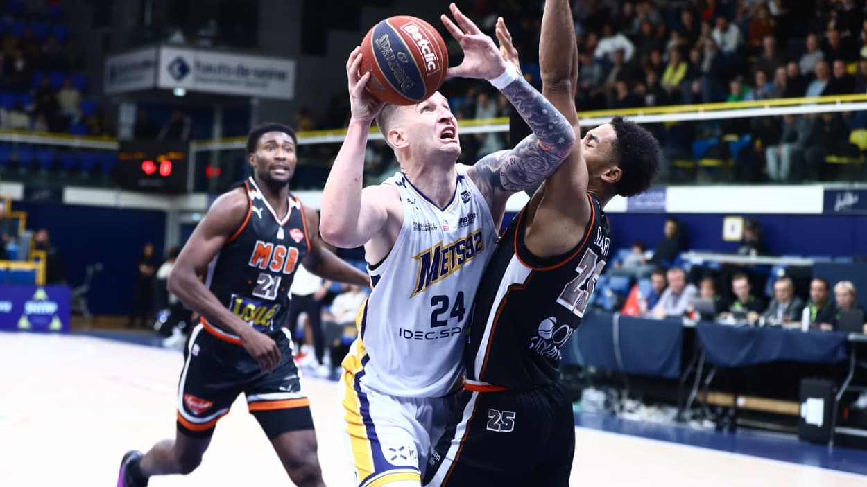 Alen Omic taking an inside shot against Le Mans Alen Omic taking an inside shot against Le Mans