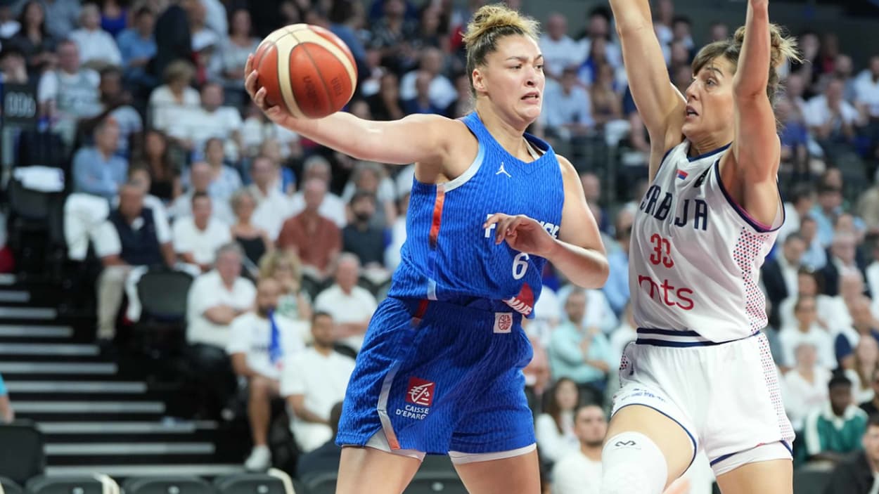 Alexia Chery (France) passing against Serbia Alexia Chery (France) passing against Serbia