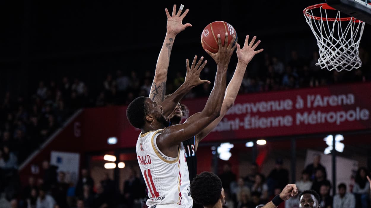 Alpha Diallo (Monaco) making a layup against Paris Basketball Alpha Diallo (Monaco) making a layup against Paris Basketball