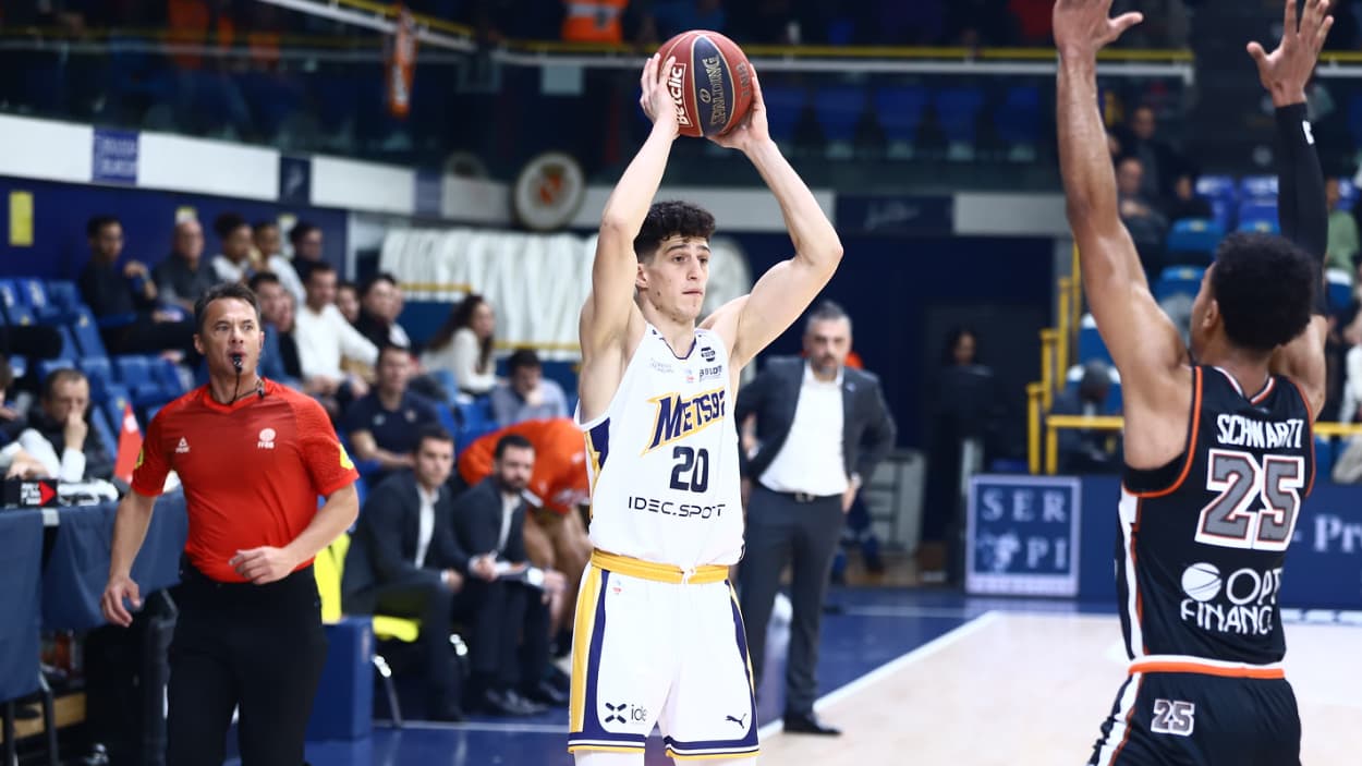 Amar Gegic passing against Le Mans Amar Gegic passing against Le Mans