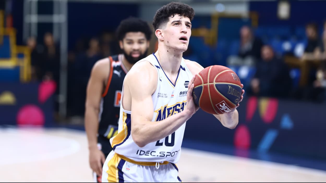 Amar Gegic at the free throw line against Le Mans Amar Gegic at the free throw line against Le Mans