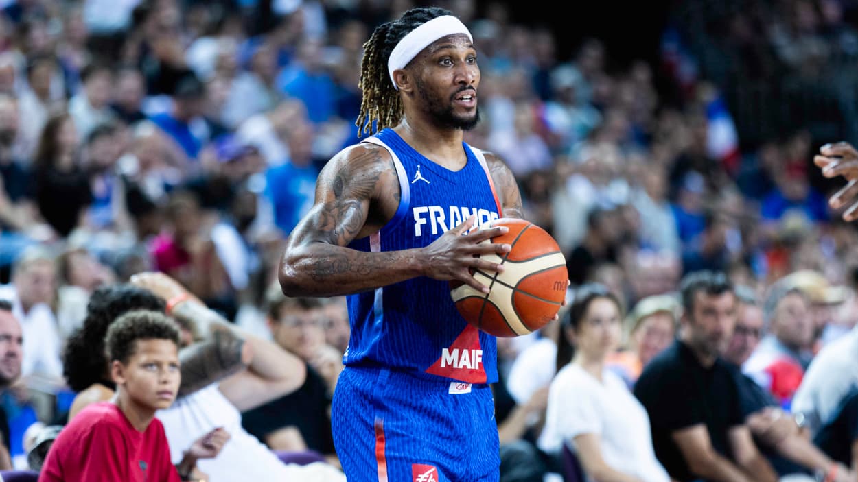 Andrew Albicy (France) making a pass Andrew Albicy (France) making a pass