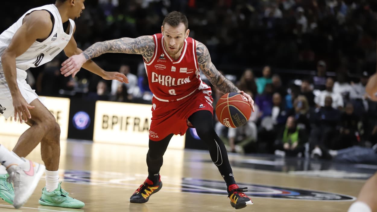 Antoine Eito (Chalon) scores 9 points against Paris Antoine Eito (Chalon) scores 9 points against Paris