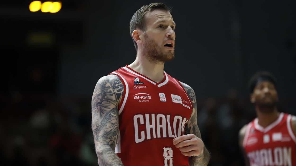 Antoine Eito (Chalon) discussing with the referee Antoine Eito (Chalon) discussing with the referee