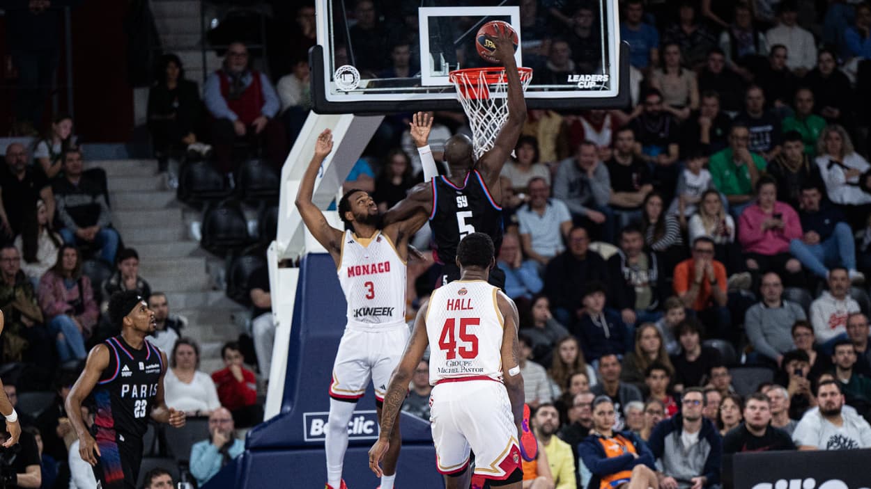 Bandja Sy (Paris Basketball) dunking against Saint-Quentin Bandja Sy (Paris Basketball) dunking against Saint-Quentin