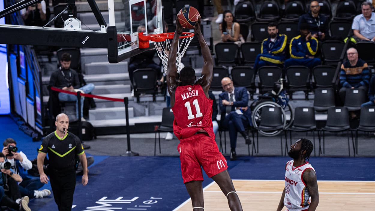 Bodian Massa (Bourg-en-Bresse) dunking against Nancy Bodian Massa (Bourg-en-Bresse) dunking against Nancy