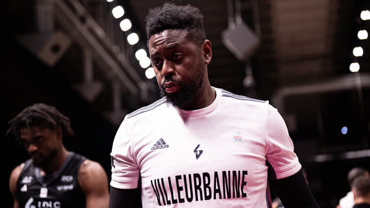 Boris Dallo (ASVEL) warming up against Paris Basketball Boris Dallo (ASVEL) warming up against Paris Basketball
