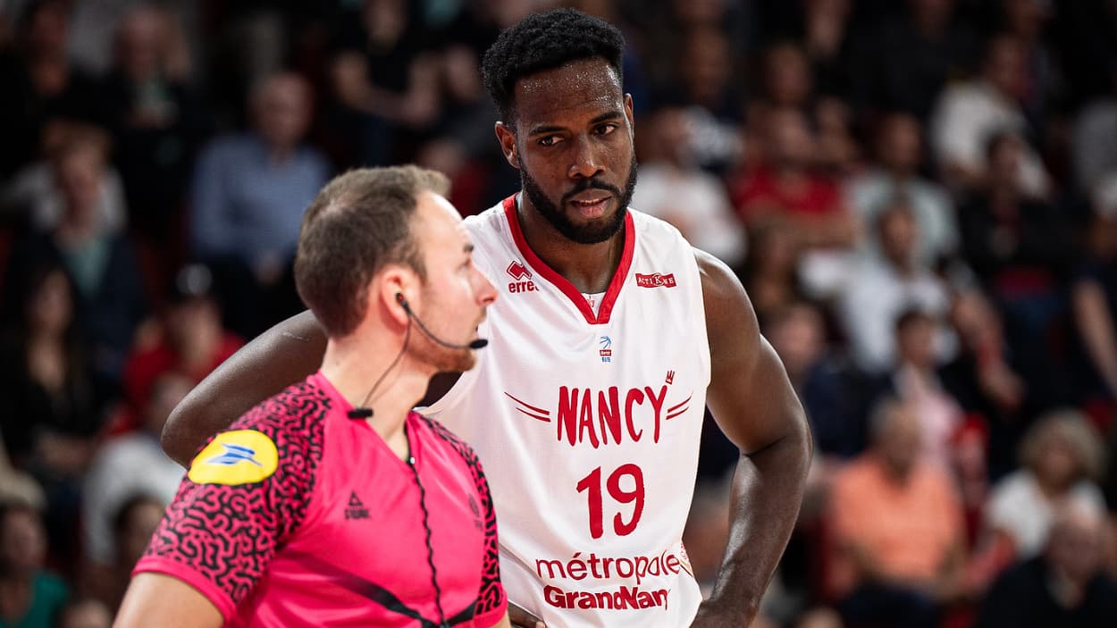 Bruno Cingala-Mata (Nancy) in discussion with a referee Bruno Cingala-Mata (Nancy) in discussion with a referee