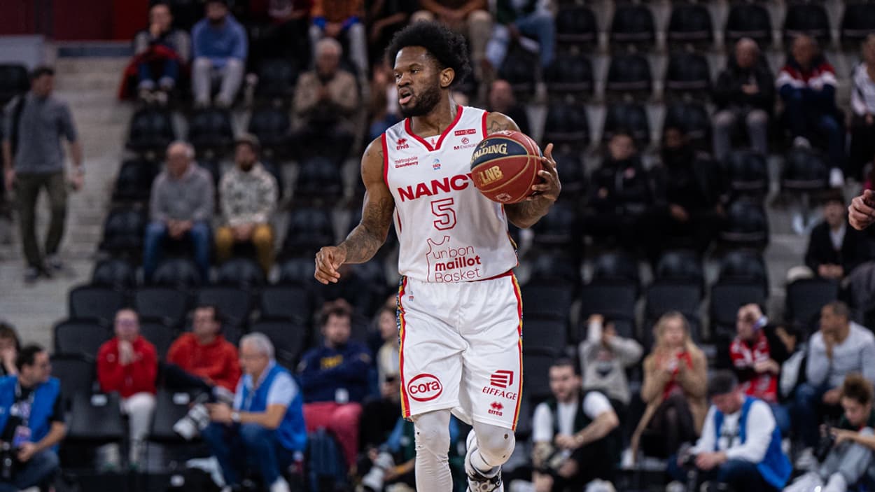 Caleb Walker (Nancy) dribbling against Bourg-en-Bresse Caleb Walker (Nancy) dribbling against Bourg-en-Bresse
