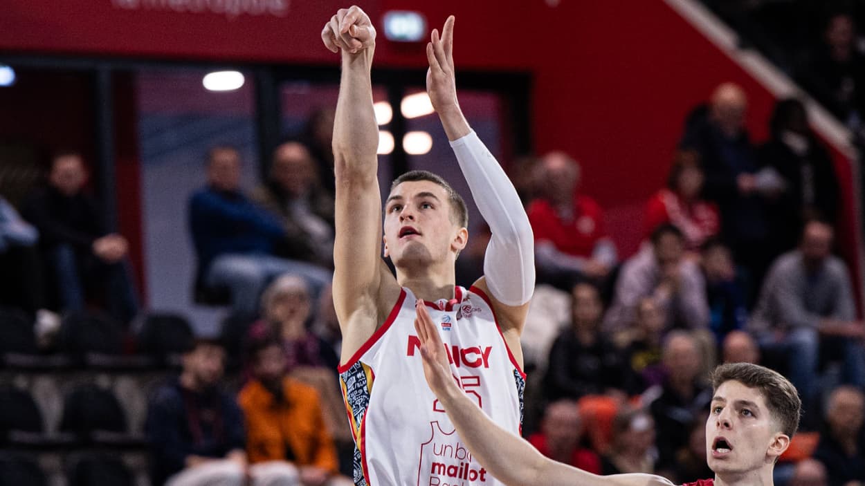 Clement Frisch (Nancy) shooting against Bourg-en-Bresse Clement Frisch (Nancy) shooting against Bourg-en-Bresse