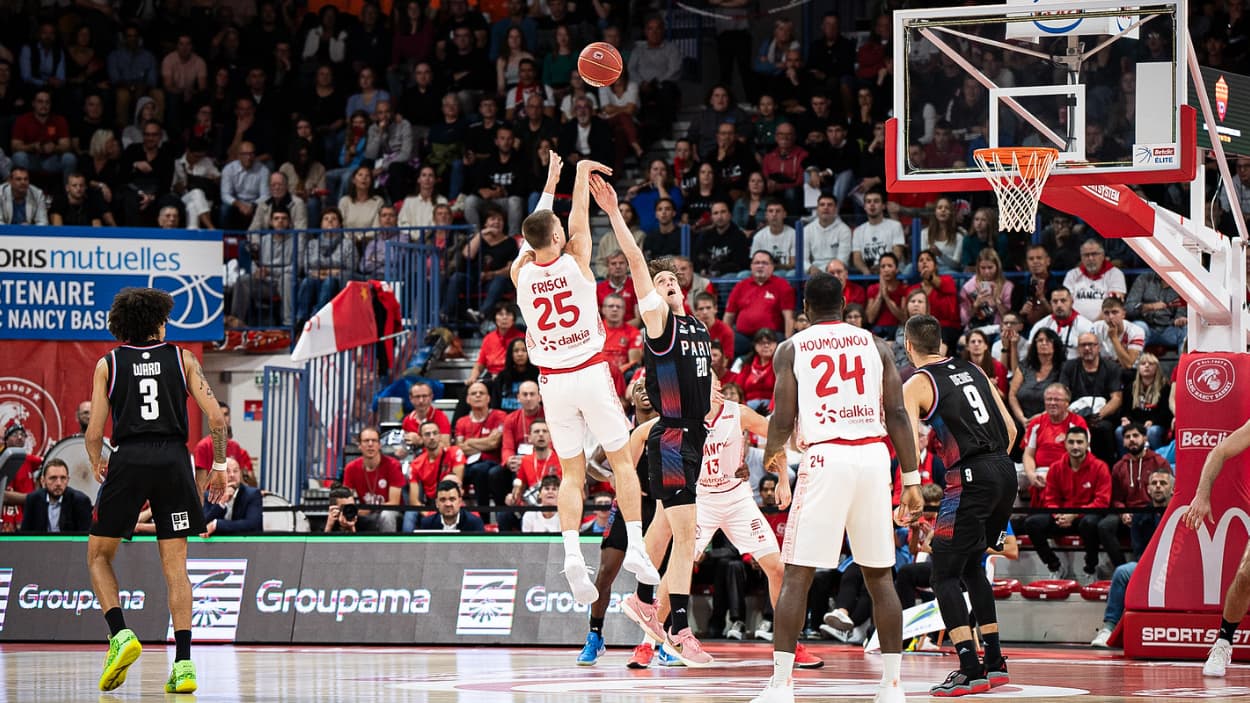 Clément Frisch (Nancy) shooting against Paris Basketball Clément Frisch (Nancy) shooting against Paris Basketball